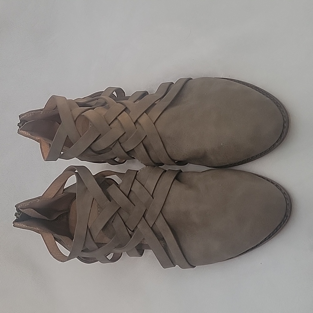 A Rider Girl Brown Taupe Small Heels Size 9